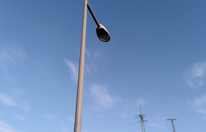 Eine Straßenlaterne vor blauem Himmel ohne Wahlplakat